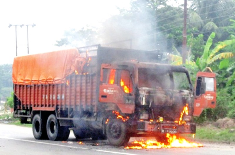 Smoke-billowing-truck-1503912875.jpg