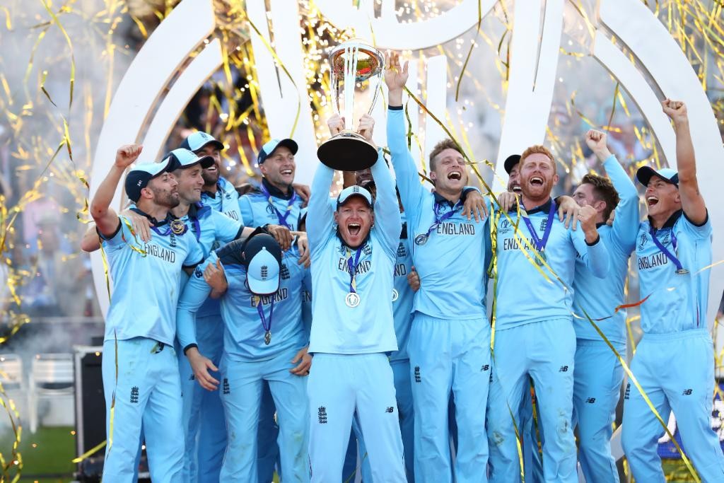 england_with_trophy_6yTii-1563152944.jpg