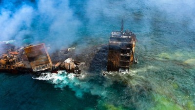 oil-laden-ship-sinks-off-1622697539.jpg