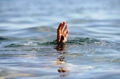 Child-Sink-in-Water-Lake-1652098813.jpg